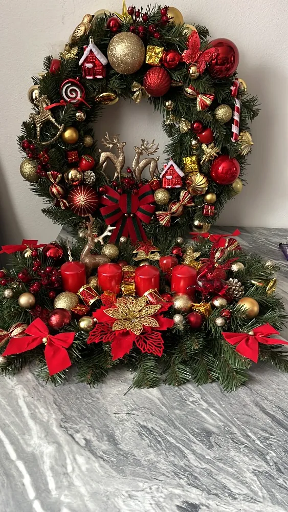 Věnec na dveře a adventní svícen v tradiční červené se zlatou