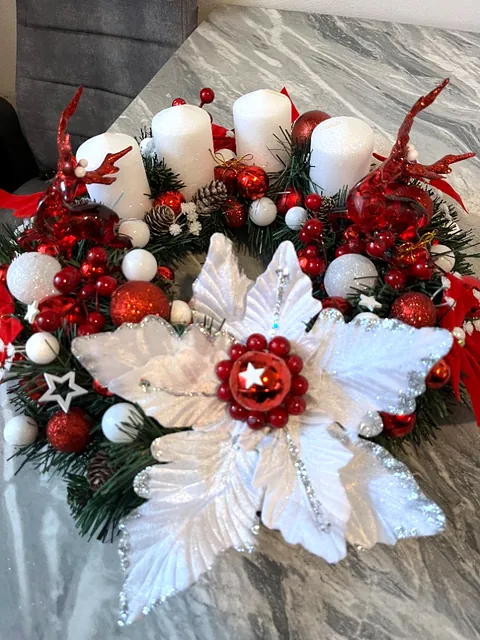 Adventní věnec s bílou vánoční hvězdou, červená, bílá